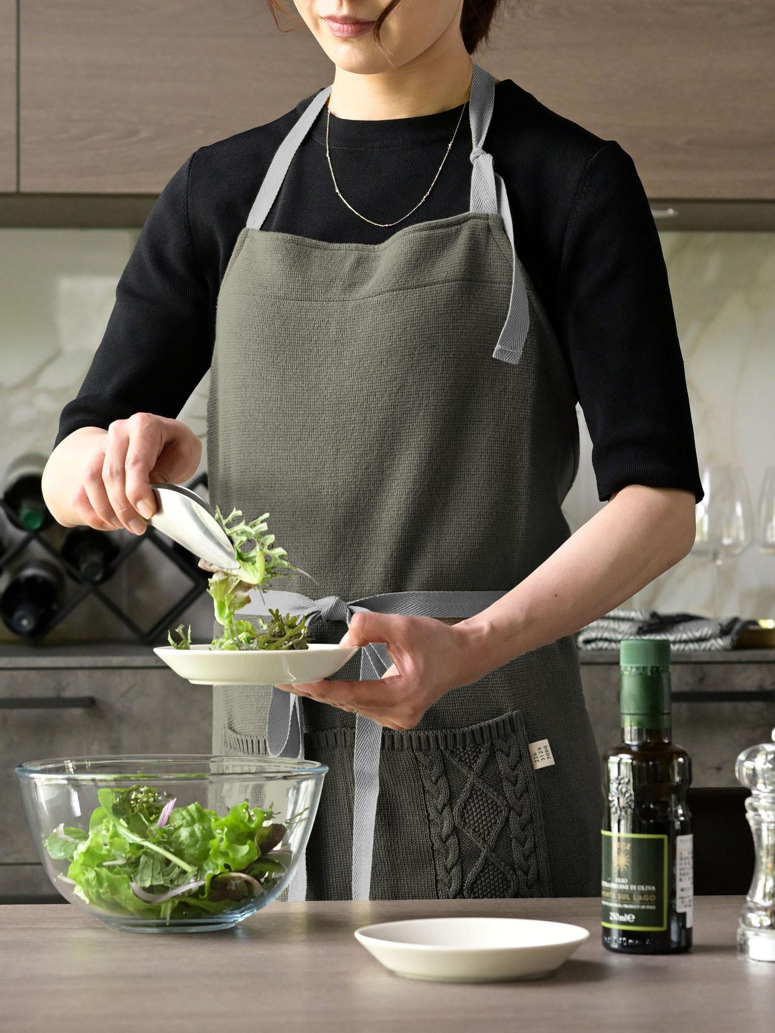 からだをつつむ ストンと丈長ニットエプロン 難燃 はっ水加工